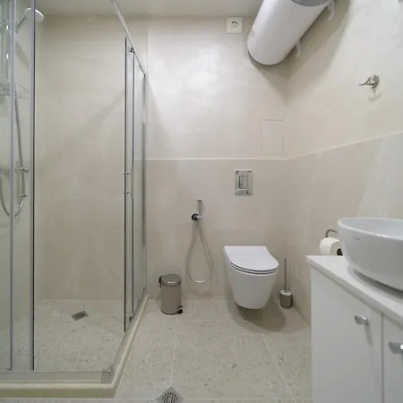 Magdalena - Two Bathrooms, Perfect Center