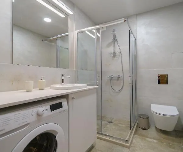 Magdalena - Two Bathrooms, Perfect Center